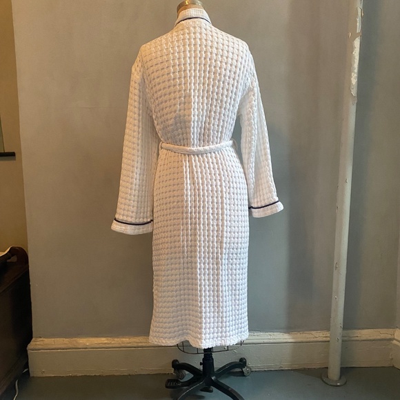 Peacock Alley Cotton Waffle Weave White w/Navy Piping Robe, Size Med Large - Picture 2 of 12